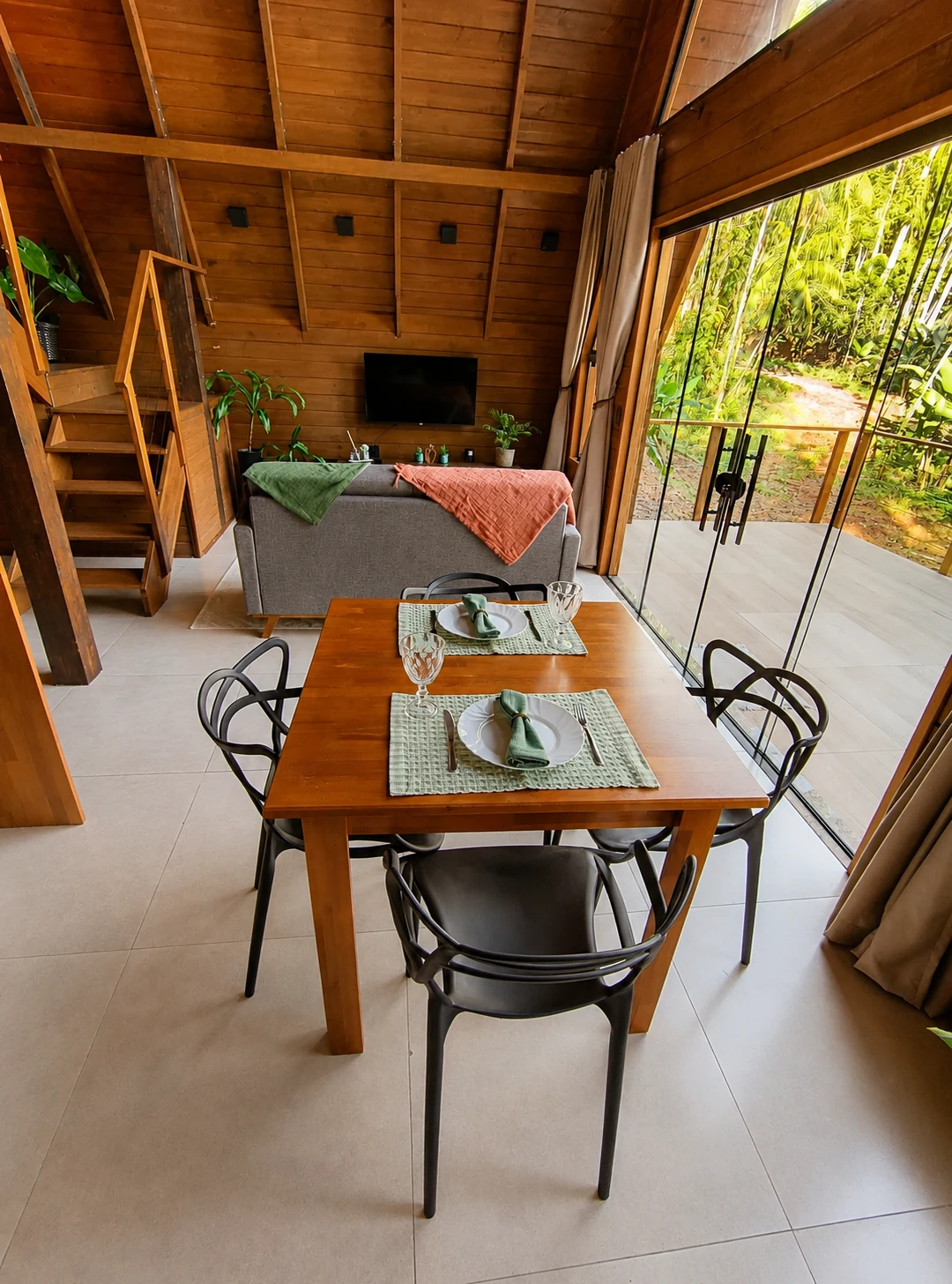 Sala de jantar integrada à sala de estar e ao deck